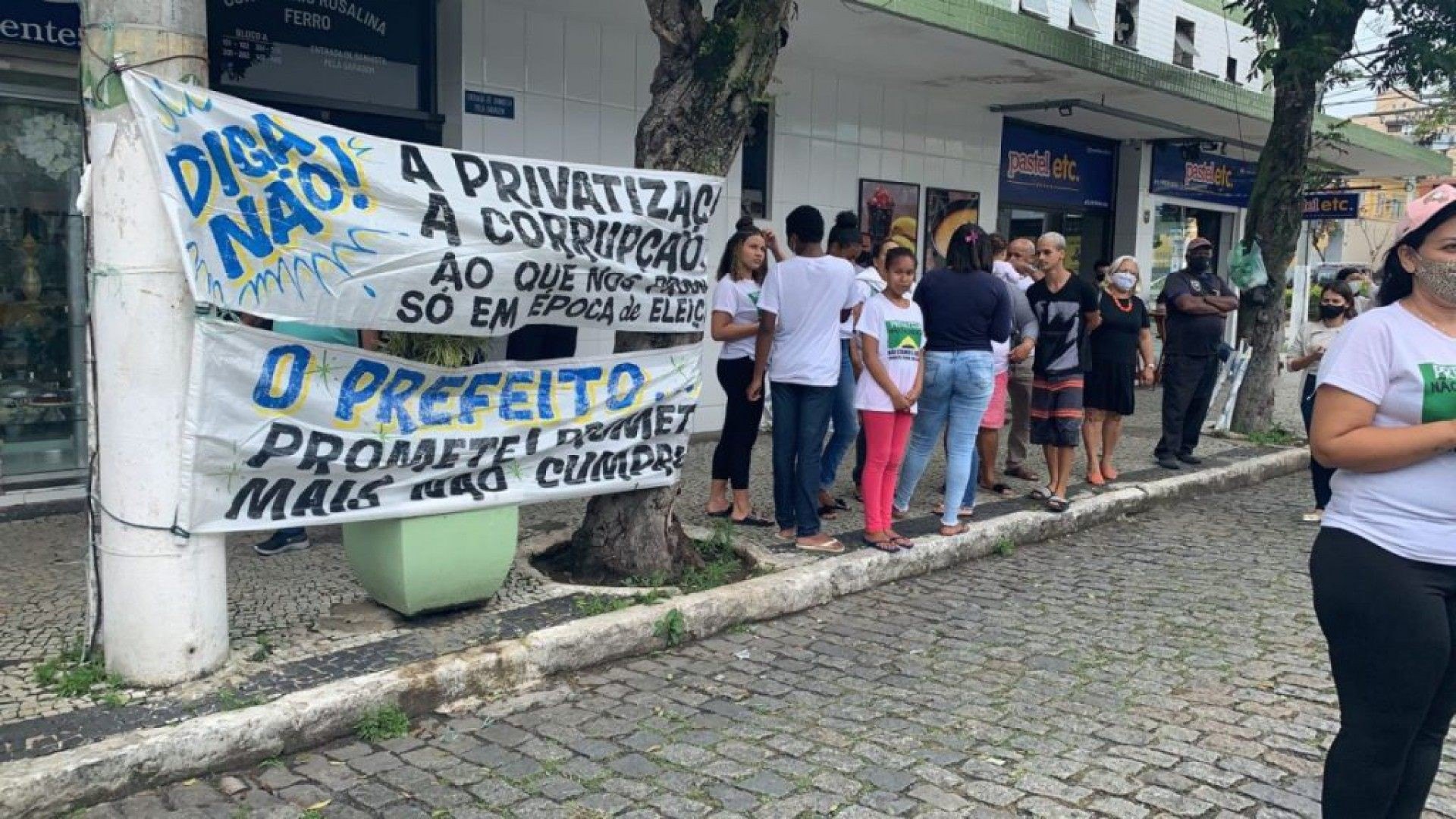 Em rea&ccedil;&atilde;o a decis&atilde;o dos vereadores, manifestantes contr&aacute;rios a concess&atilde;o do Sebasti&atilde;o Lan comemoram na porta da C&acirc;mara - Luiz Felipe Rodrigues (RC24h)