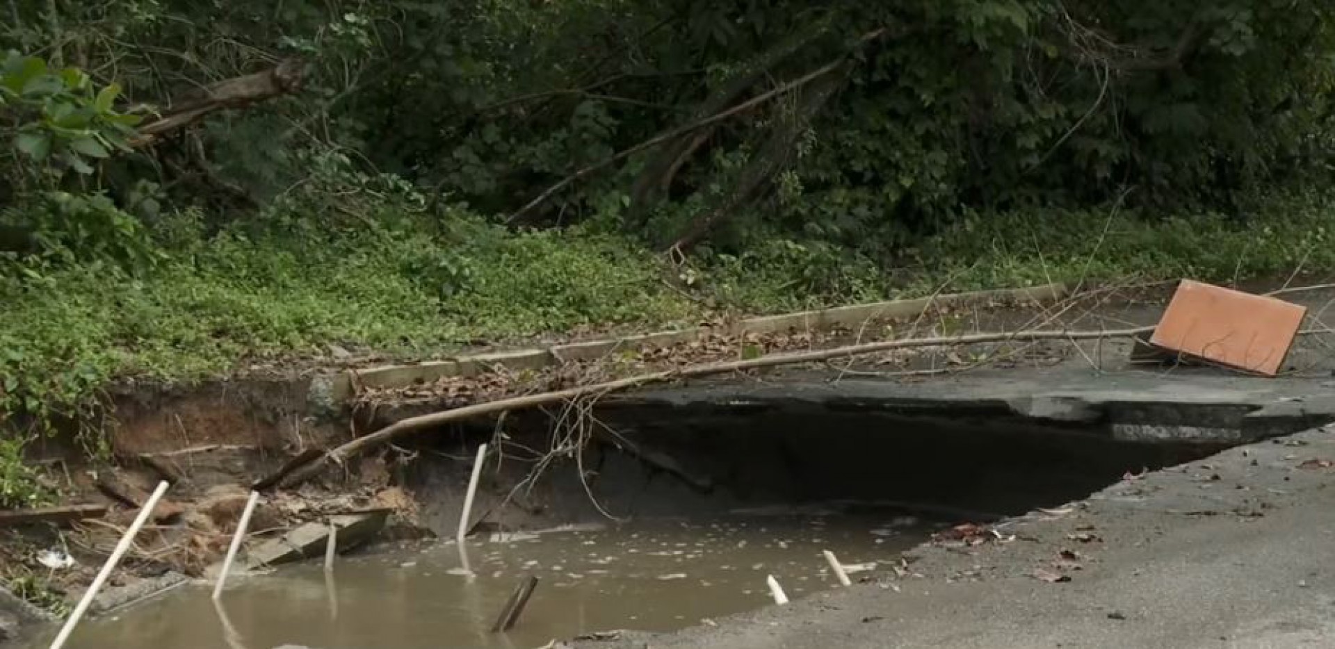 Cratera engoliu a pista na Barra da Tijuca - Reprodução TV Globo
