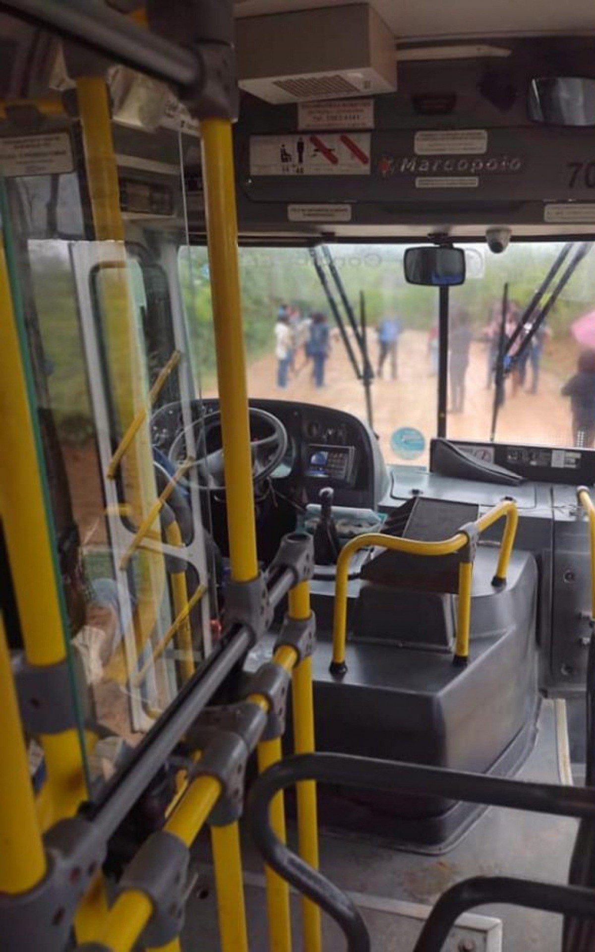 Por vezes, algumas linhas são retiradas de circulação por não terem condições de trafegar.