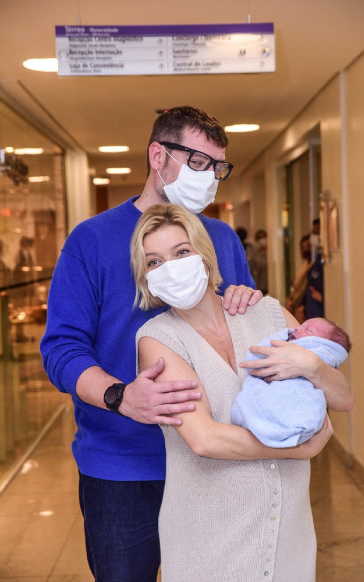 Luiza Possi deixa a maternidade com o marido, Cris Gomes, e o filho recém-nascido, Matteo - Ag. News