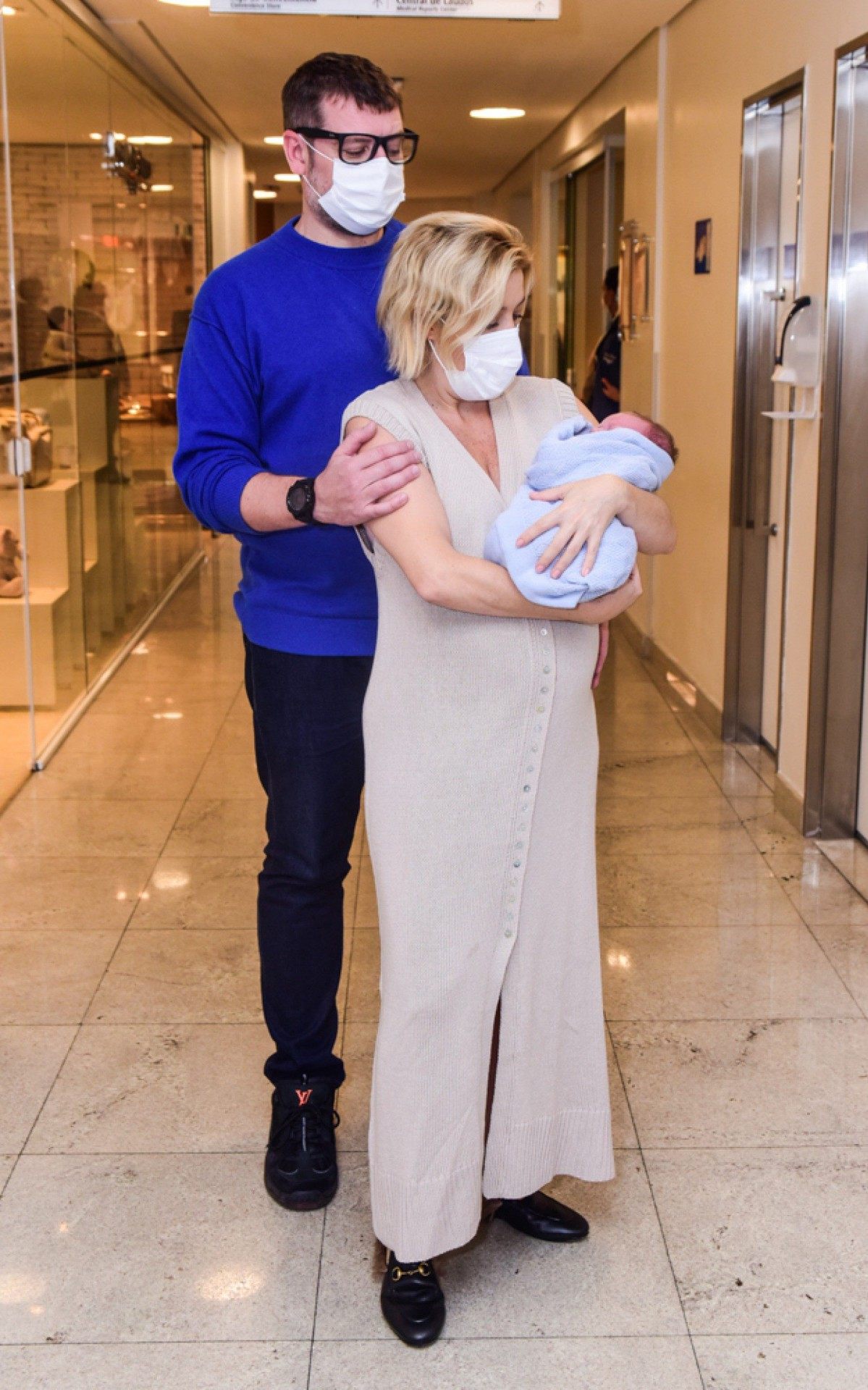 Luiza Possi deixa a maternidade com o marido, Cris Gomes, e o filho rec&eacute;m-nascido, Matteo
