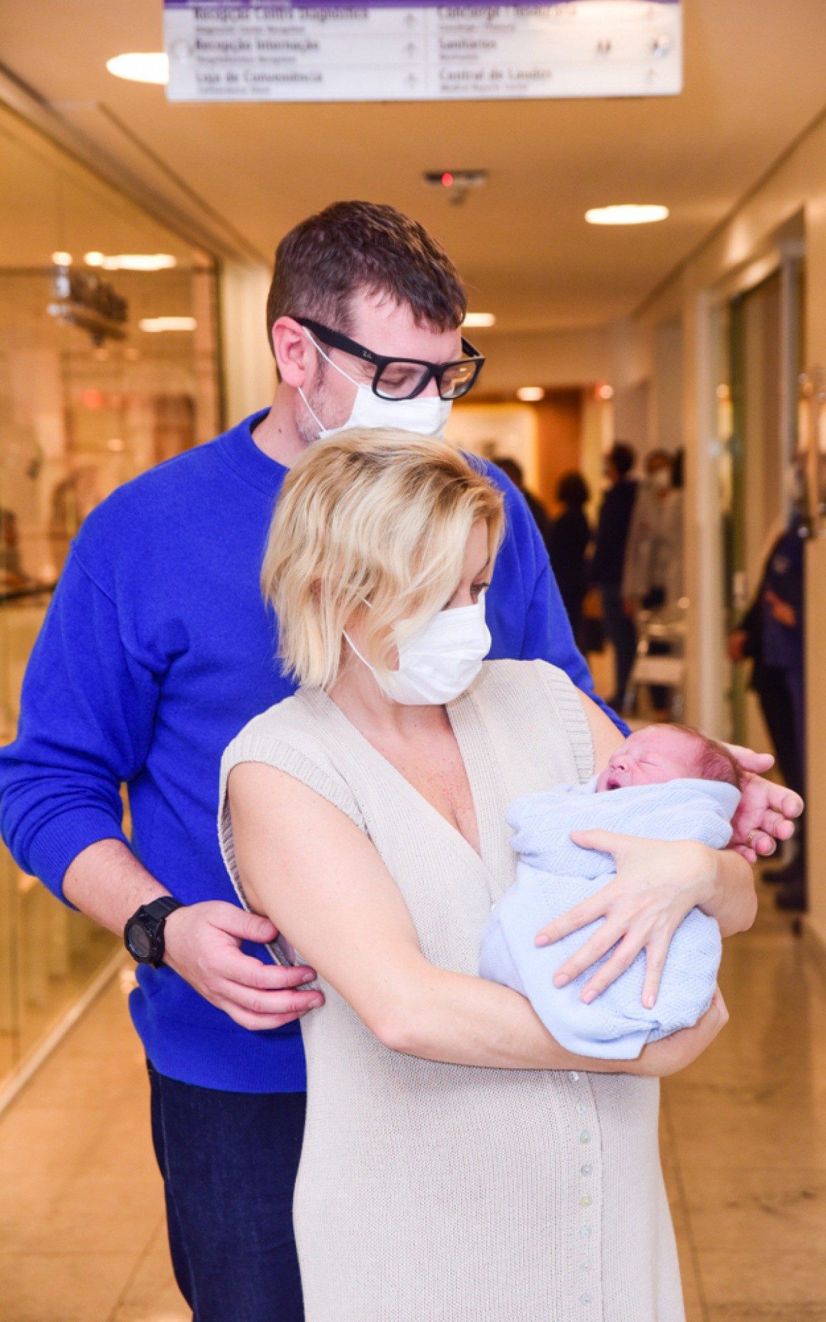 Luiza Possi deixa a maternidade com o marido, Cris Gomes, e o filho rec&eacute;m-nascido, Matteo