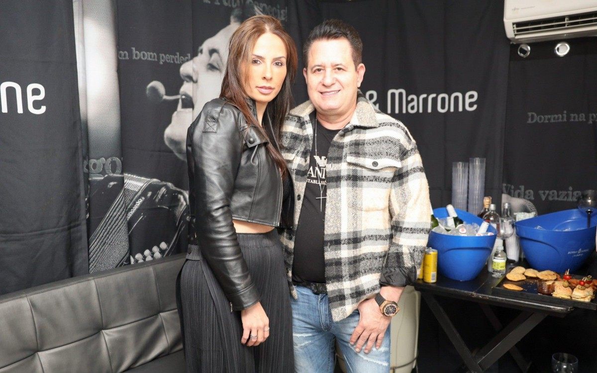 Fernanda Tetzner e Marrone trocam beijos nos bastidores de show em S&atilde;o Paulo