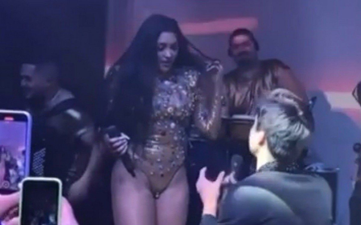 Flay é pedida em casamento