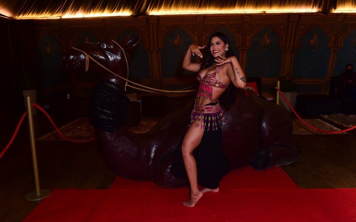 Ex-BBB Flay em sua festa de aniversário, em São Paulo, na noite desta terça-feira