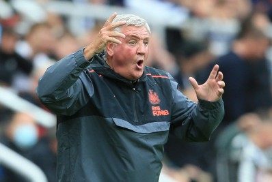 Chamado de 'cabeça de repolho inepto', Steve Bruce cogita aposentadoria após deixar o Newcastle