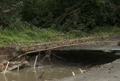 Chuva faz estragos no Rio; cratera se abre em avenida na Barra da Tijuca