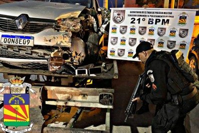 Durante perseguição, criminosos perdem controle da direção e batem carro na Automóvel Clube