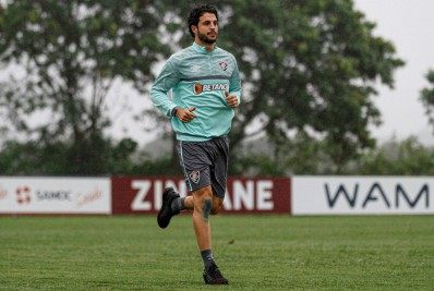 Após cinco meses de cirurgia, Hudson, do Fluminense, volta a trabalhar em campo