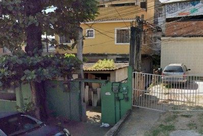 Imóvel desaba em Brás de Pina e uma pessoa fica ferida