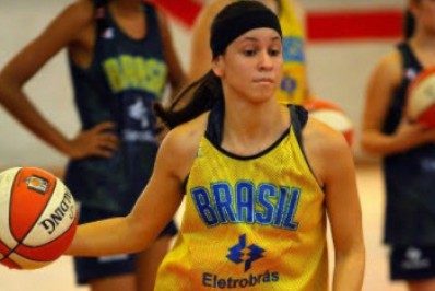 Após oportunidade de jogar basquete nos EUA, carioca desenvolve projetos sociais na Rocinha