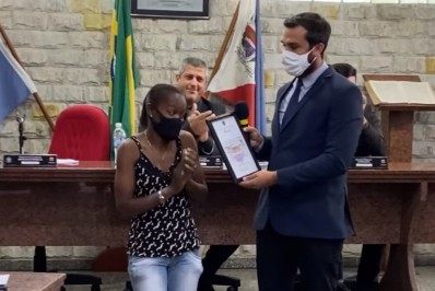 Gari é homenageada após devolver dinheiro achado na rua, em Guapimirim