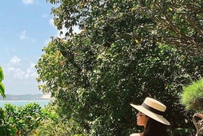 Juliette dá empinadinha no bumbum em clique de biquíni