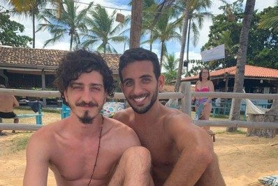 Johnny Massaro comenta decisão de tornar namoro público