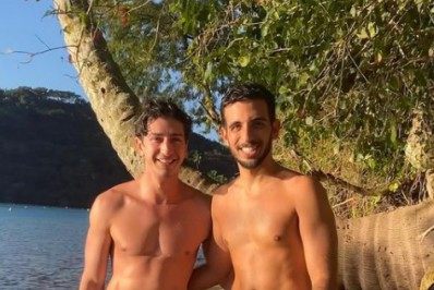 Johnny Massaro assume romance com amigo de infância