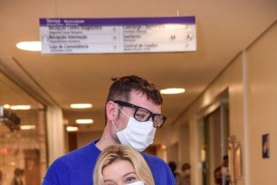 Luiza Possi deixa a maternidade três dias depois do nascimento do caçula