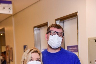 Que amor! Luiza Possi deixa maternidade com filho recém-nascido