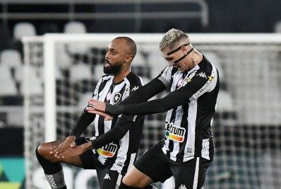 Com show de Navarro, Botafogo amassa o Brusque em vitória por 3 a 0 no Nilton Santos