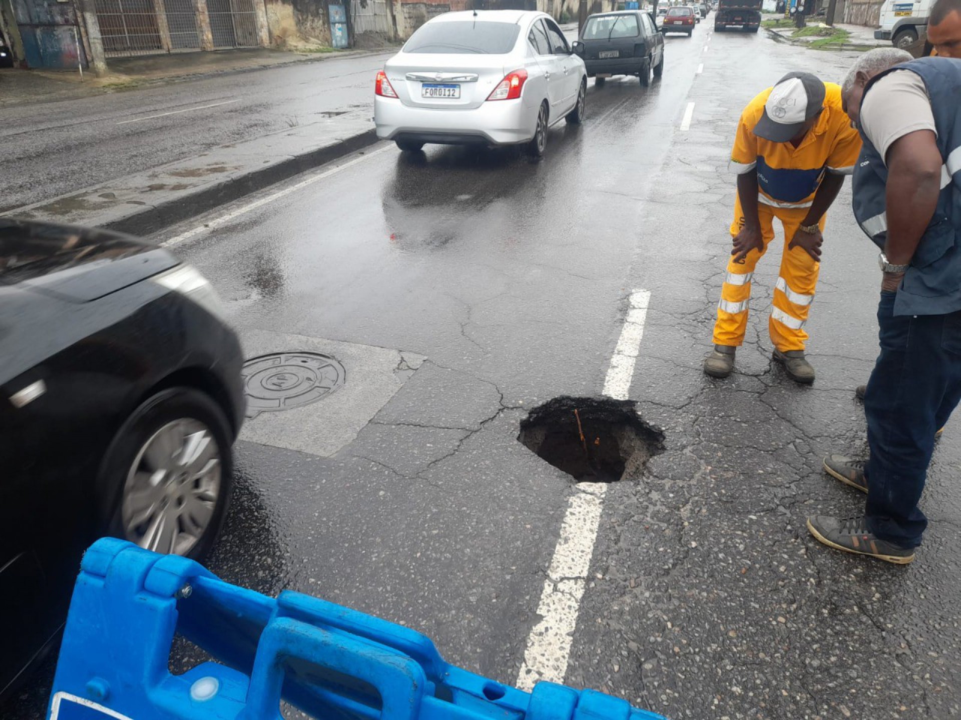 Houve afundamento na pista na Estrada do Campinho  - Reprodução Twitter