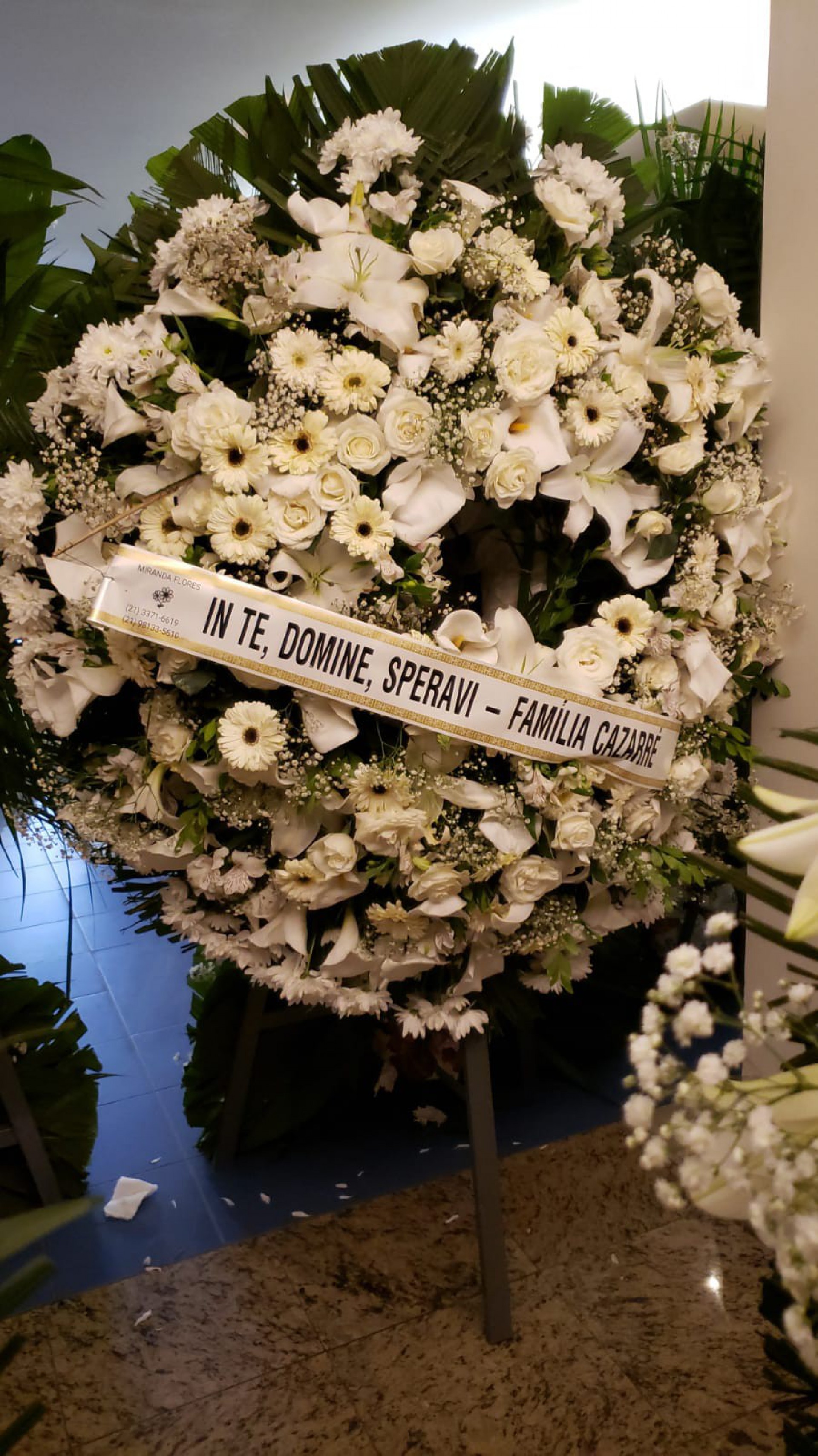 Coroa de flores em nome da família Cazarré no velório do cirurgião Claudio Marsili - Beatriz Perez/ Agência O Dia