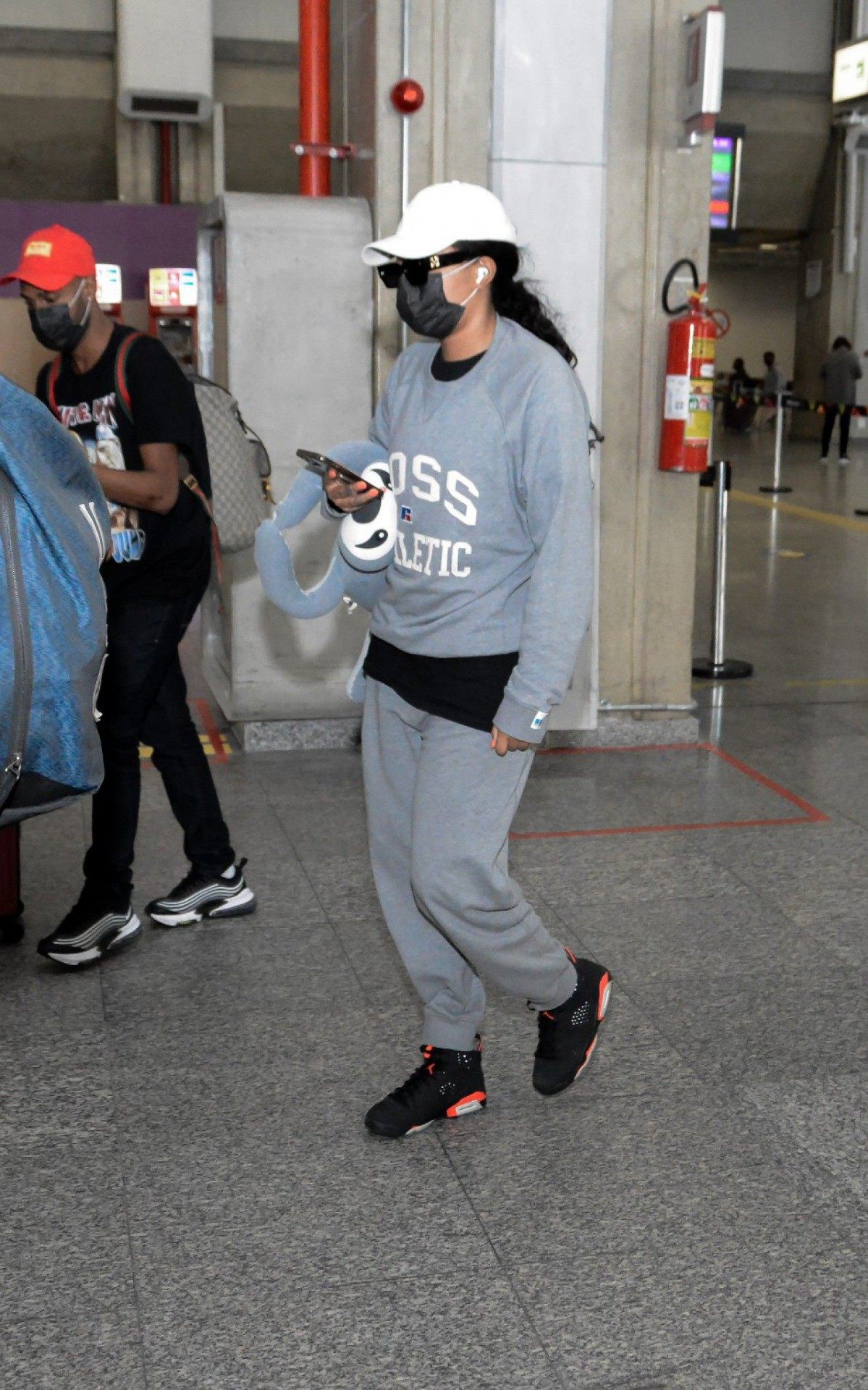 Ludmilla desembarca no Aeroporto do Gale&atilde;o, no Rio, acompanhada por seguran&ccedil;a e posa para fotos com f&atilde;s