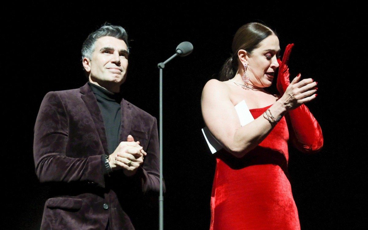 Cl&aacute;udia Raia n&atilde;o segura a emo&ccedil;&atilde;o durante homenagem a Tarc&iacute;sio Meira, no Pr&ecirc;mio Bibi Ferreira, em S&atilde;o Paulo, na noite desta quarta-feira