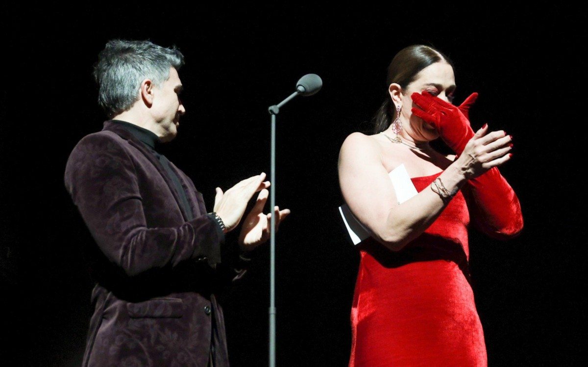 Cl&aacute;udia Raia n&atilde;o segura a emo&ccedil;&atilde;o durante homenagem a Tarc&iacute;sio Meira, no Pr&ecirc;mio Bibi Ferreira, em S&atilde;o Paulo, na noite desta quarta-feira