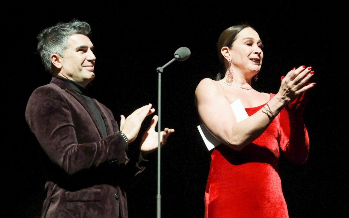 Cl&aacute;udia Raia n&atilde;o segura a emo&ccedil;&atilde;o durante homenagem a Tarc&iacute;sio Meira, no Pr&ecirc;mio Bibi Ferreira, em S&atilde;o Paulo, na noite desta quarta-feira