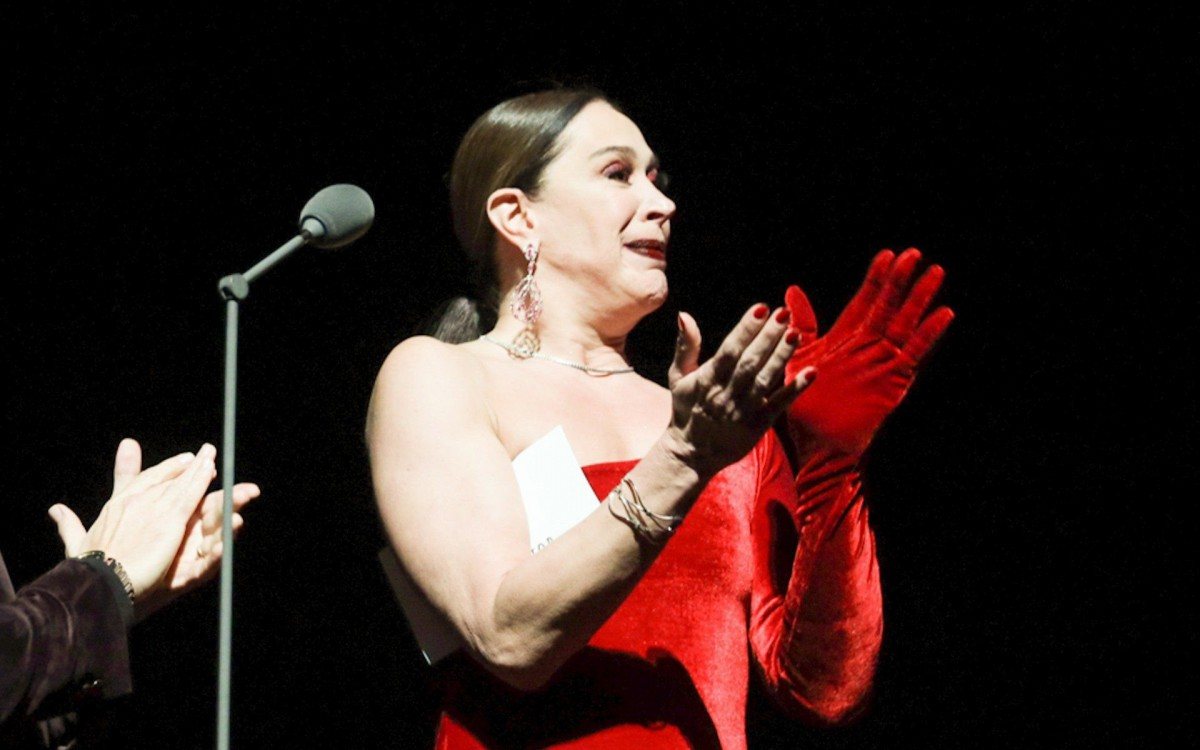 Cl&aacute;udia Raia n&atilde;o segura a emo&ccedil;&atilde;o durante homenagem a Tarc&iacute;sio Meira, no Pr&ecirc;mio Bibi Ferreira, em S&atilde;o Paulo, na noite desta quarta-feira