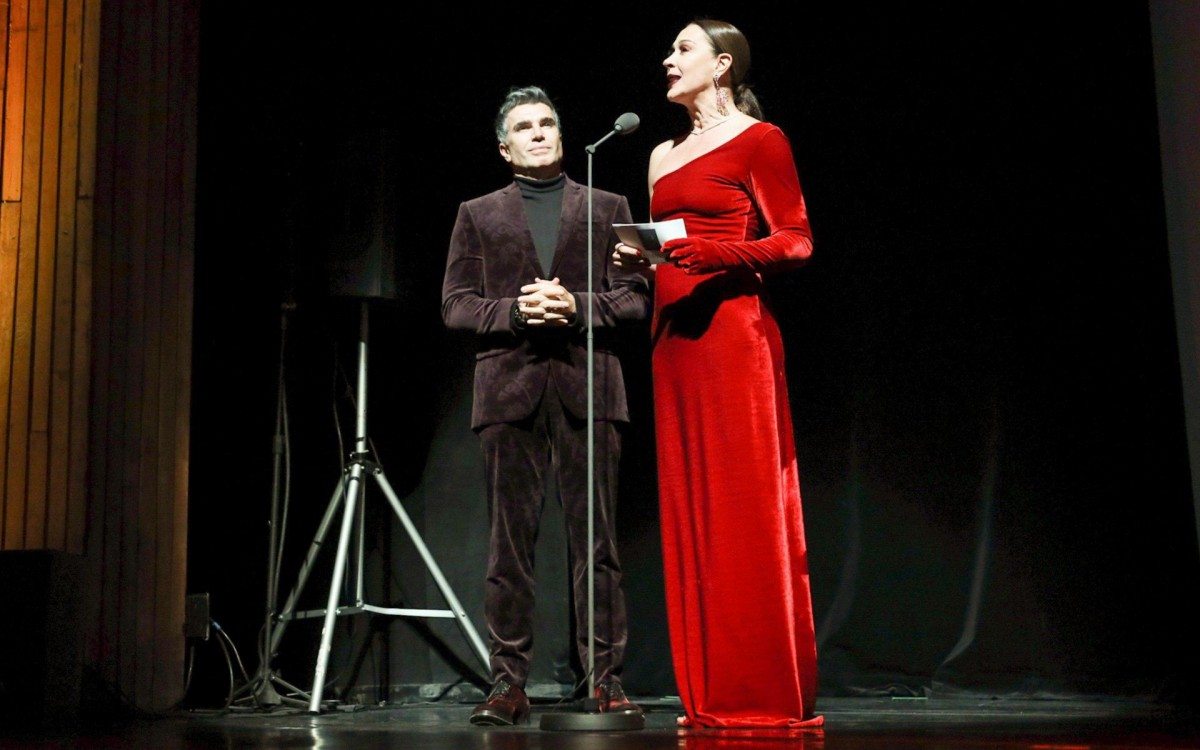 Jarbas Homem de Mello e Cl&aacute;udia Raia no Pr&ecirc;mio Bibi Ferreira, em S&atilde;o Paulo, na noite desta quarta-feira