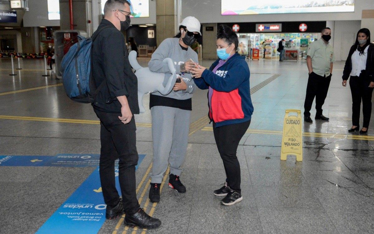 Ludmilla desembarca no Aeroporto do Gale&Atilde;&pound;o, no Rio, acompanhada por seguran&Atilde;&sect;a e posa para fotos com f&Atilde;&pound;s