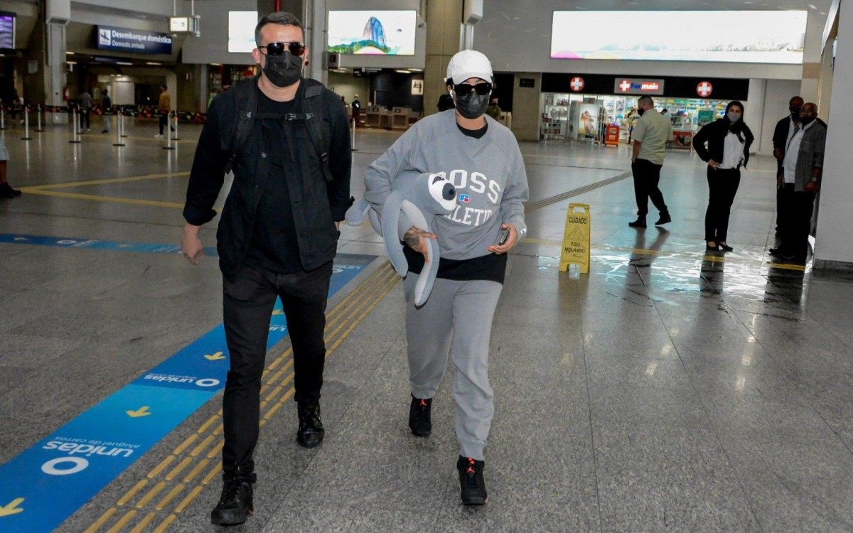 Ludmilla desembarca no Aeroporto do Gale&atilde;o, no Rio, acompanhada por seguran&ccedil;a e posa para fotos com f&atilde;s
