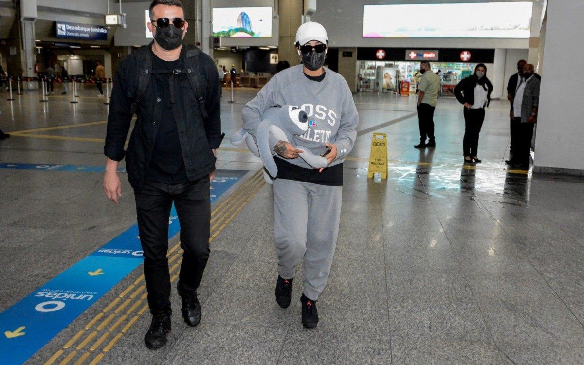 Ludmilla desembarca no Aeroporto do Gale&atilde;o, no Rio, acompanhada por seguran&ccedil;a e posa para fotos com f&atilde;s