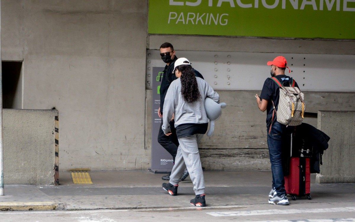 Ludmilla desembarca no Aeroporto do Gale&atilde;o, no Rio, acompanhada por seguran&ccedil;a e posa para fotos com f&atilde;s
