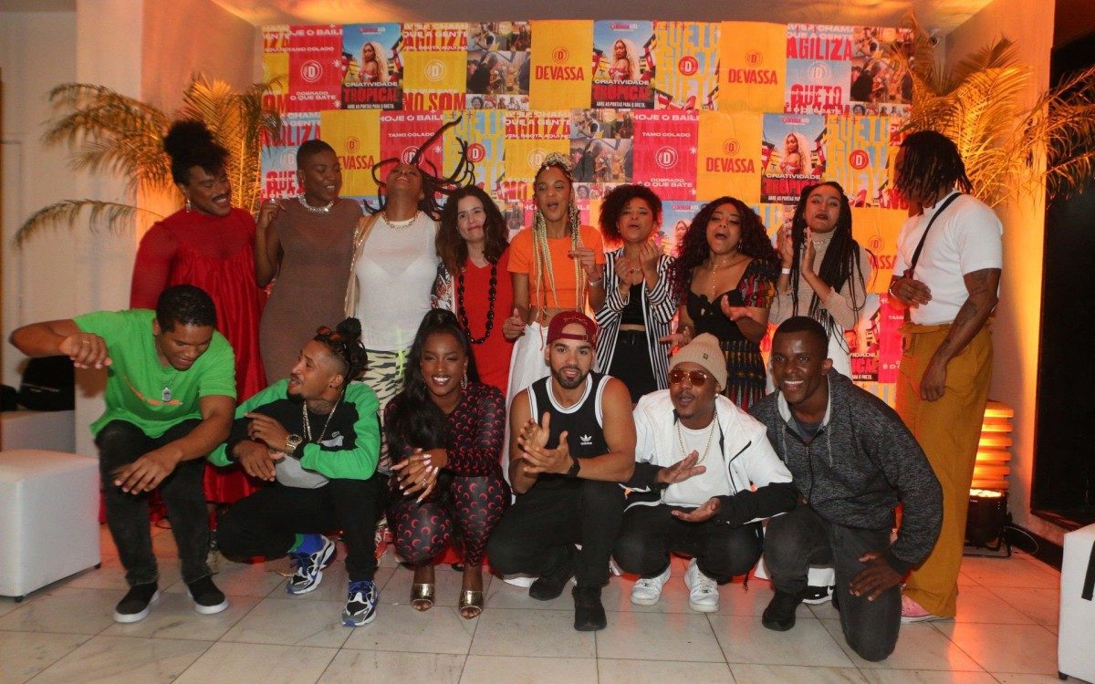 Iza e elenco da s&eacute;rie