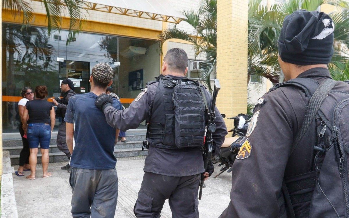 Dois menores foram apreendidos durante opera&ccedil;&atilde;o na comunidade do Faz Quem Quer, em Rocha Miranda