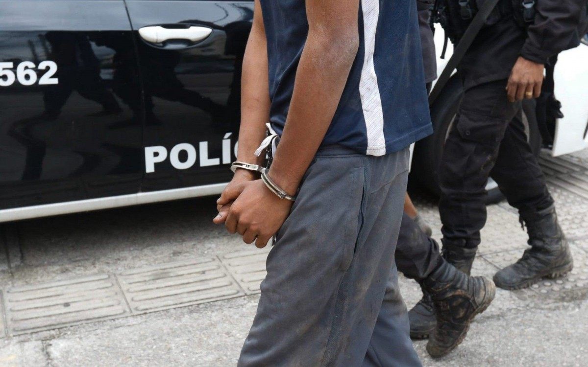 Dois menores foram apreendidos durante opera&ccedil;&atilde;o na comunidade do Faz Quem Quer, em Rocha Miranda