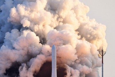 Coreia do Sul lança primeiro foguete de fabricação nacional, mas missão falha