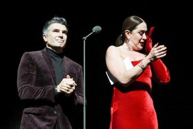 Claudia Raia chora com homenagem a Tarcísio Meira no Prêmio Bibi Ferreira