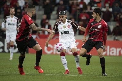 Torcedor do Athletico-PR é hostilizado após pedir camisa de jogador do Flamengo