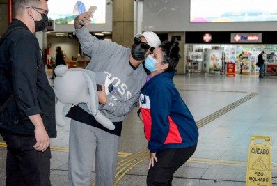 Praticamente irreconhecível, Ludmilla desembarca acompanhada por segurança em aeroporto do Rio