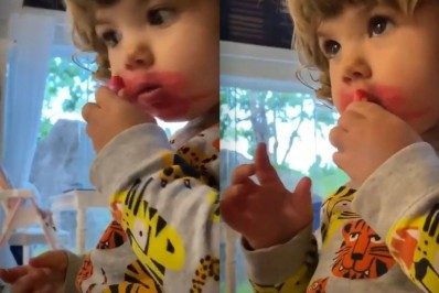 Filha de Tatá Werneck brinca de maquiagem e web se derrete