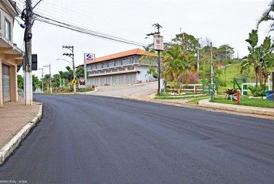 Prefeitura de Paty do Alferes asfalta entrada de Avelar