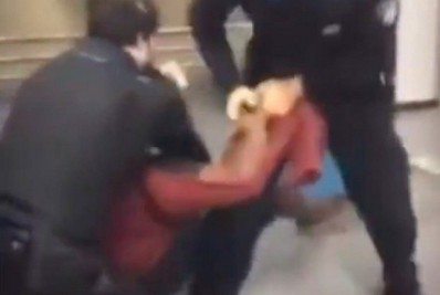 Vídeo: seguranças dão mata-leão em homem negro com bebê em metrô