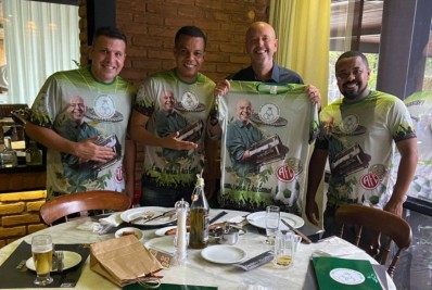 Homenageado por escola de samba, apresentador da Globo se reúne com membros da agremiação