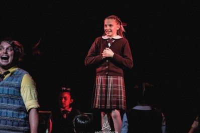 Bia Brumatti brilhou na novela Gênesis e comemora o sucesso de Escola do Rock - O Musical