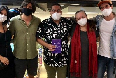 Bruno Gissoni e sua esposa grávida Yanna Lavigne, em tarde de lançamento de livro