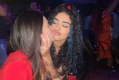 Cantora anuncia namoro e nome da namorada