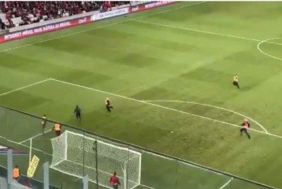 Invasor de campo na partida entre Flamengo e Athletico-PR é torcedor do Coritiba