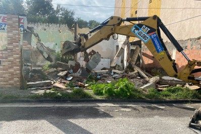 Prefeitura demole prédio construído irregularmente na Zona Oeste
